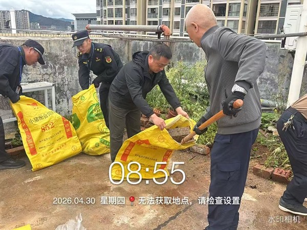 楼顶清障除隐患，筑牢安全防护线